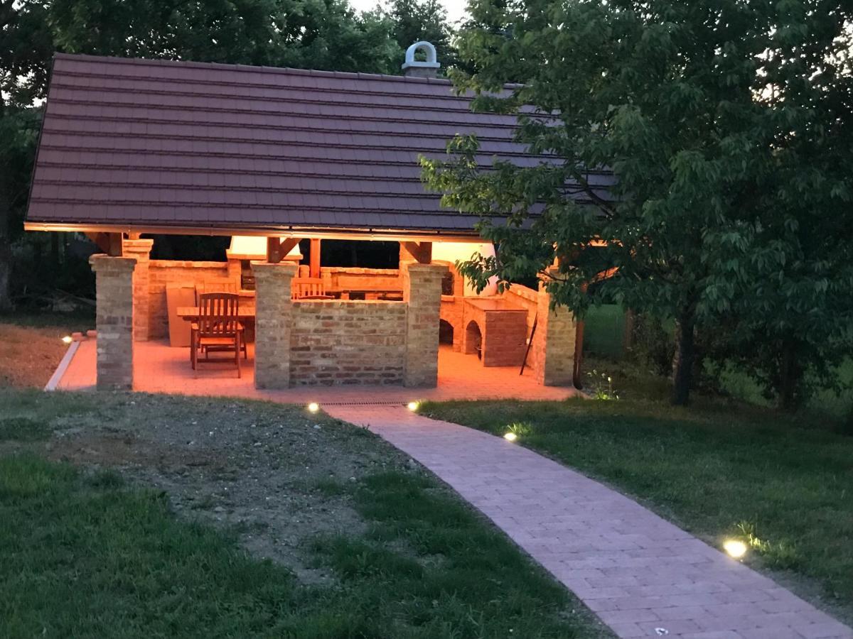 Vadszolos Porta Ispank Luaran gambar