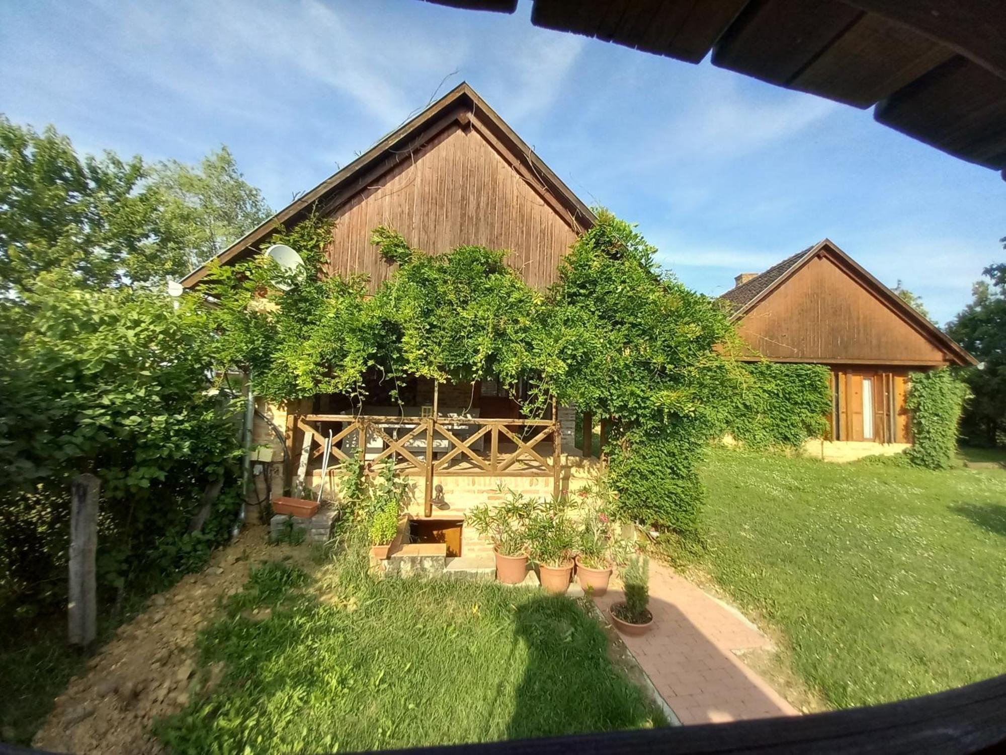 Vadszolos Porta Ispank Luaran gambar